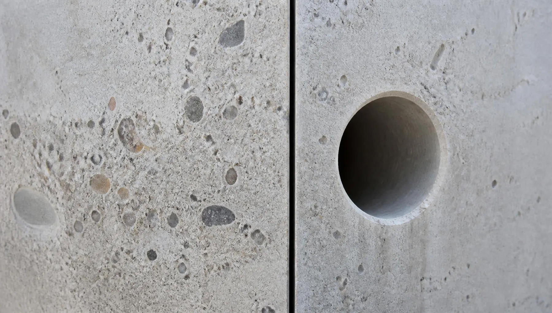 Sauber diamantgesägte Betonfläche mit Kernbohrung